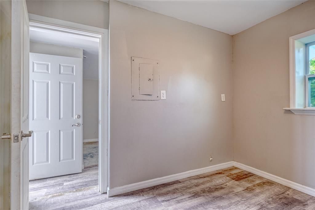 Active With Contract: $285,000 (2 beds, 1 baths, 784 Square Feet)