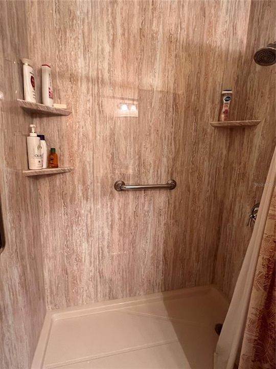 Bedroom 1 en suite shower