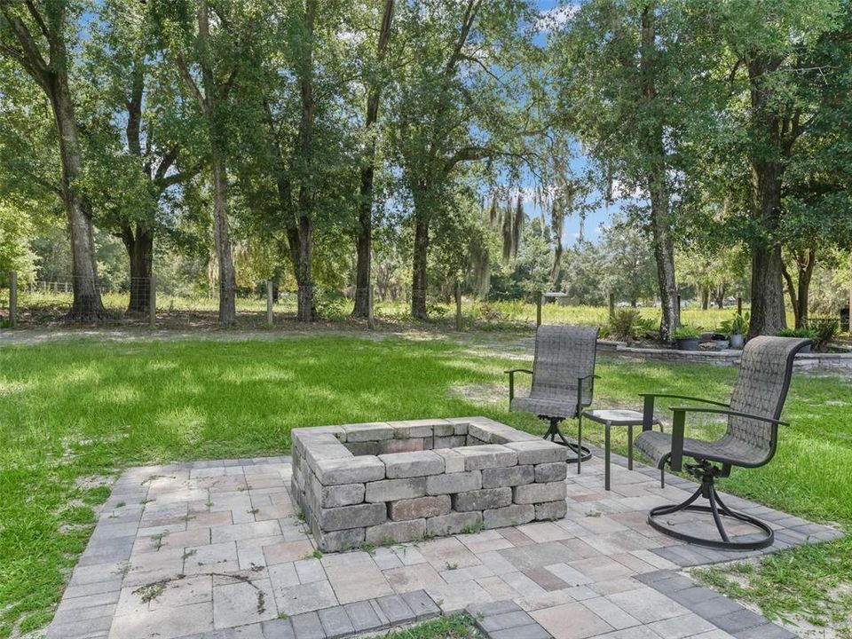 NEWLY CONSTRUCTED FIREPIT/PATIO