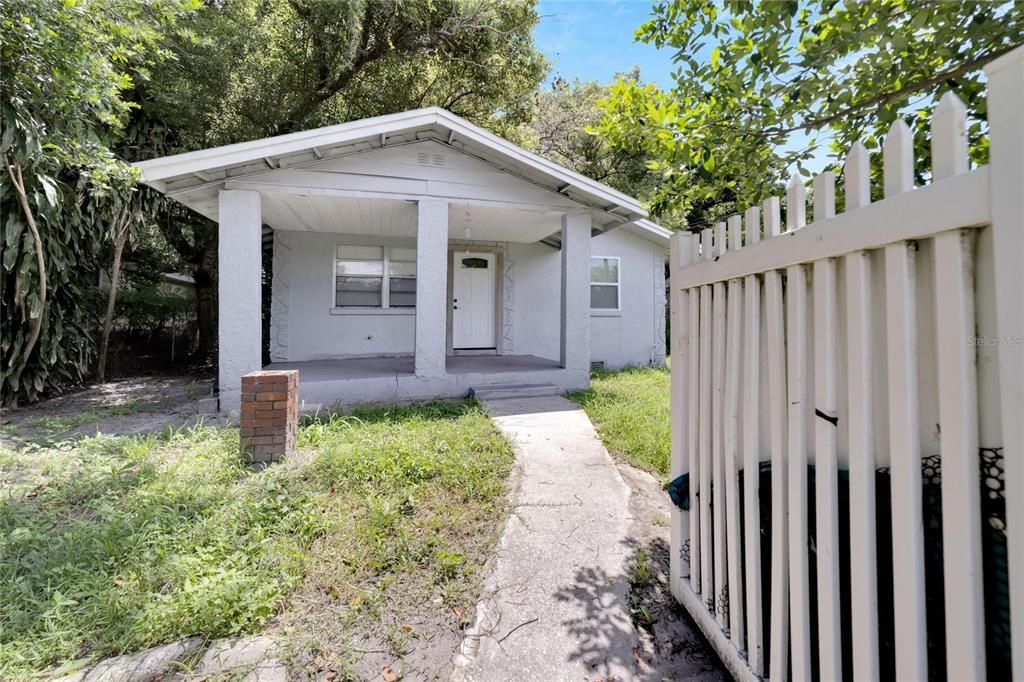 For Sale: $219,000 (2 beds, 1 baths, 832 Square Feet)