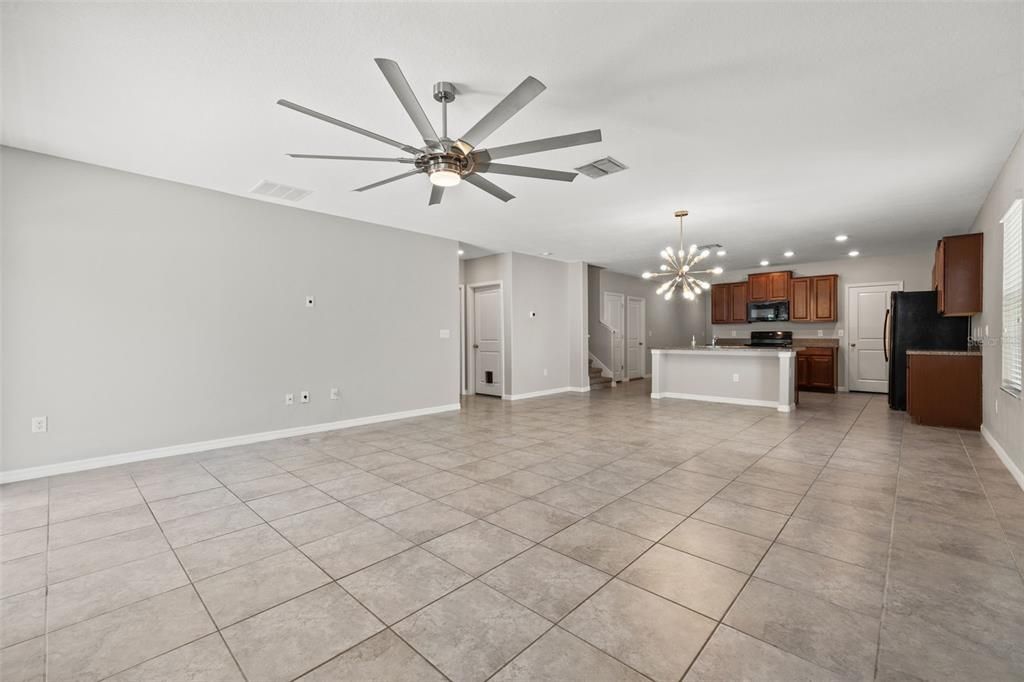 Active With Contract: $405,000 (5 beds, 2 baths, 2962 Square Feet)