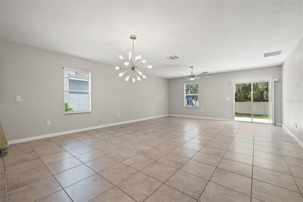 Active With Contract: $405,000 (5 beds, 2 baths, 2962 Square Feet)