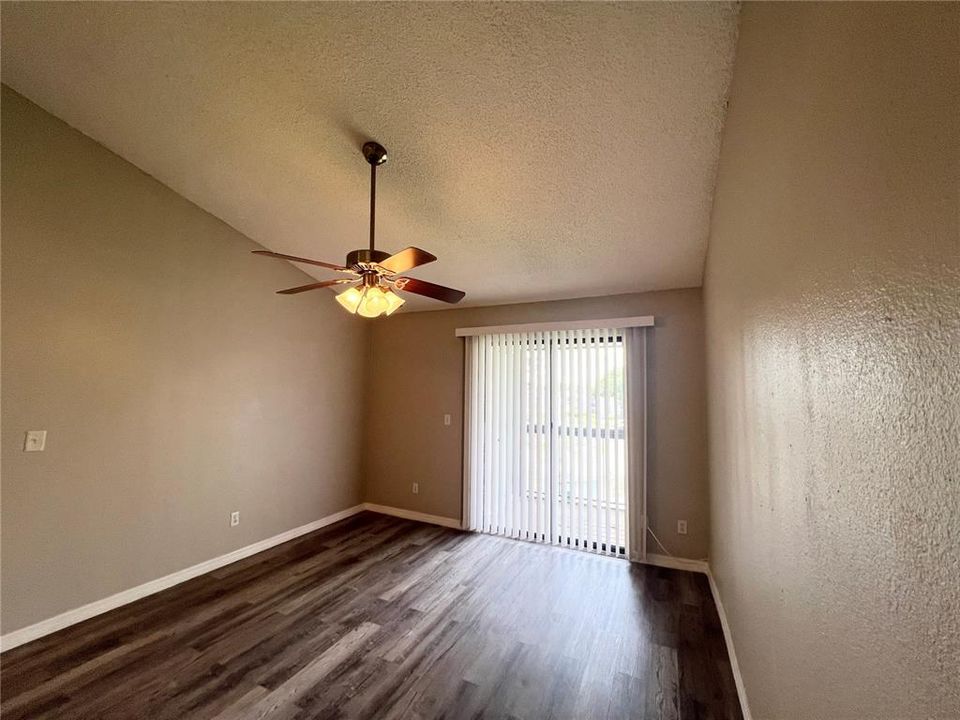 For Sale: $149,900 (2 beds, 1 baths, 870 Square Feet)