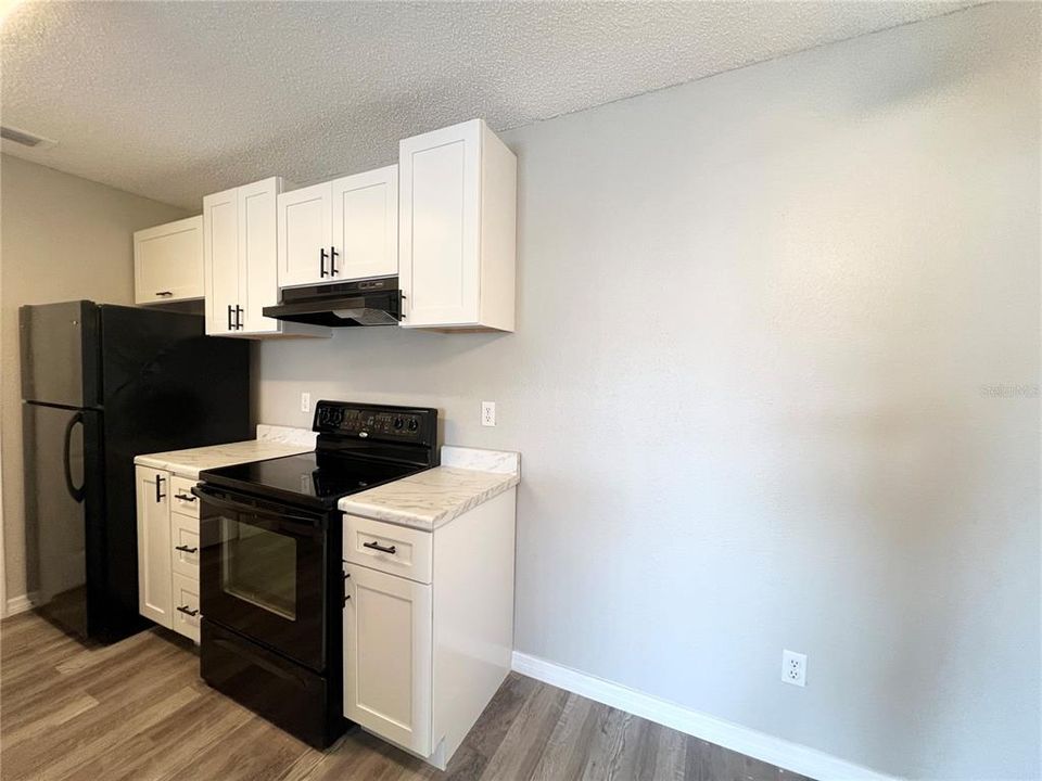 For Sale: $149,900 (2 beds, 1 baths, 870 Square Feet)