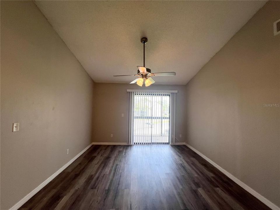 For Sale: $149,900 (2 beds, 1 baths, 870 Square Feet)