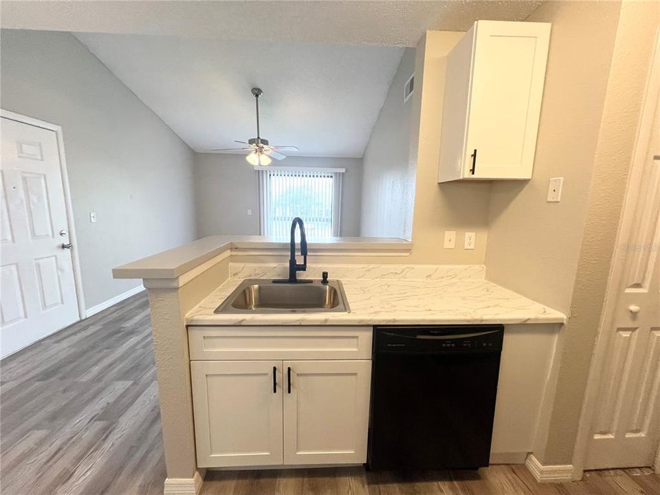 For Sale: $149,900 (2 beds, 1 baths, 870 Square Feet)