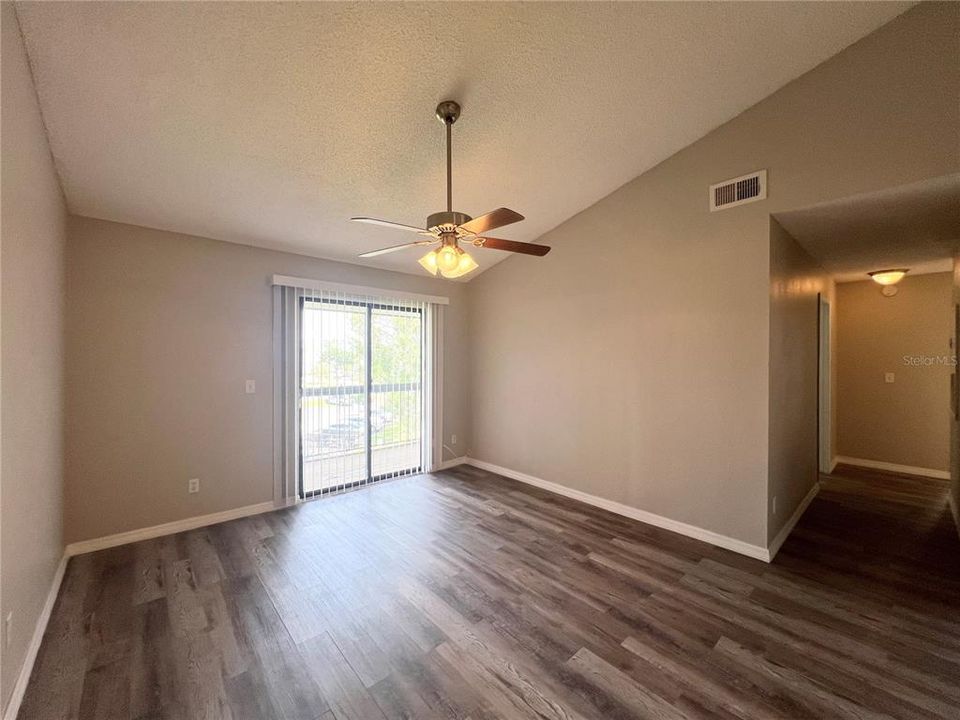 For Sale: $149,900 (2 beds, 1 baths, 870 Square Feet)