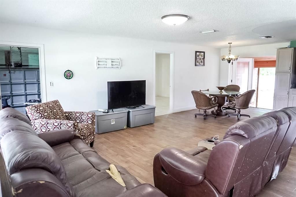 For Sale: $337,000 (3 beds, 2 baths, 1356 Square Feet)