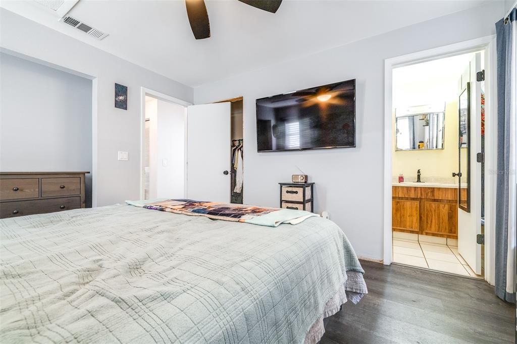 Active With Contract: $324,900 (2 beds, 2 baths, 1001 Square Feet)