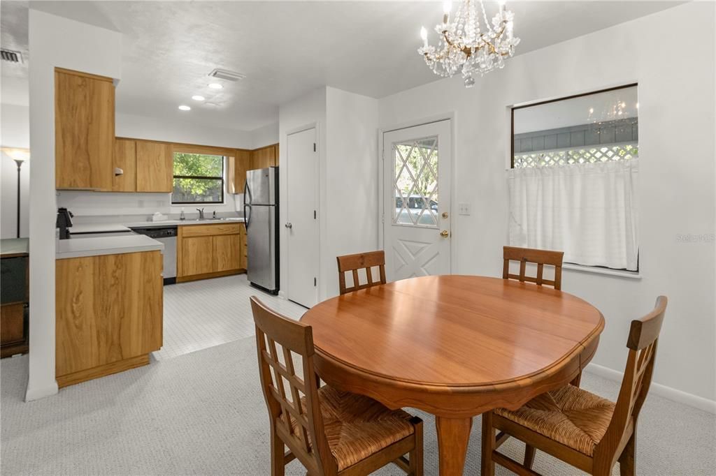 For Sale: $249,900 (2 beds, 2 baths, 1140 Square Feet)