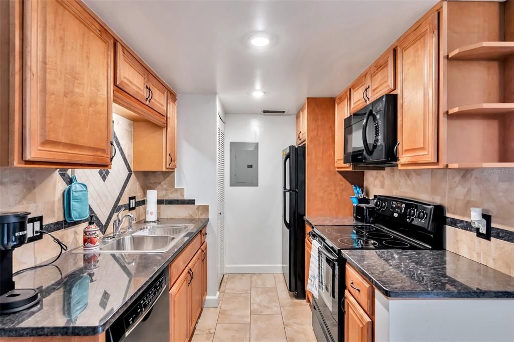 For Sale: $137,900 (1 beds, 1 baths, 480 Square Feet)