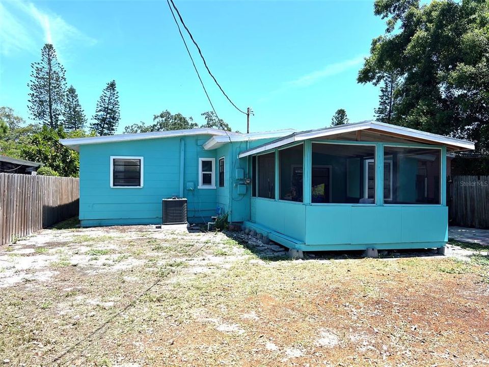 For Sale: $299,900 (3 beds, 1 baths, 880 Square Feet)