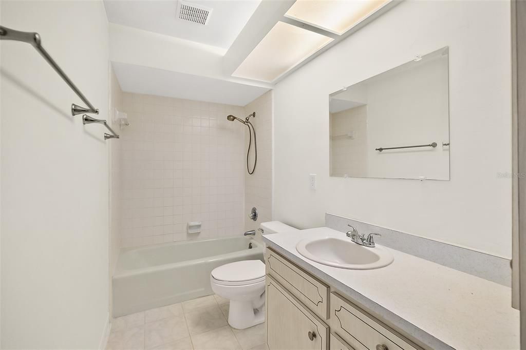 bathroom with tub/shower