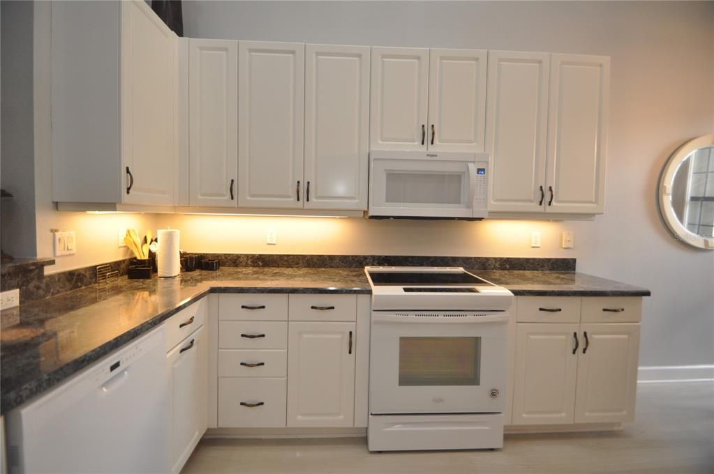 For Rent: $2,900 (2 beds, 2 baths, 2201 Square Feet)