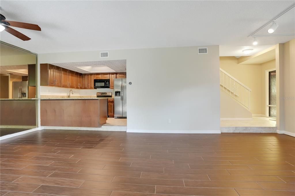 For Sale: $219,000 (1 beds, 1 baths, 1180 Square Feet)