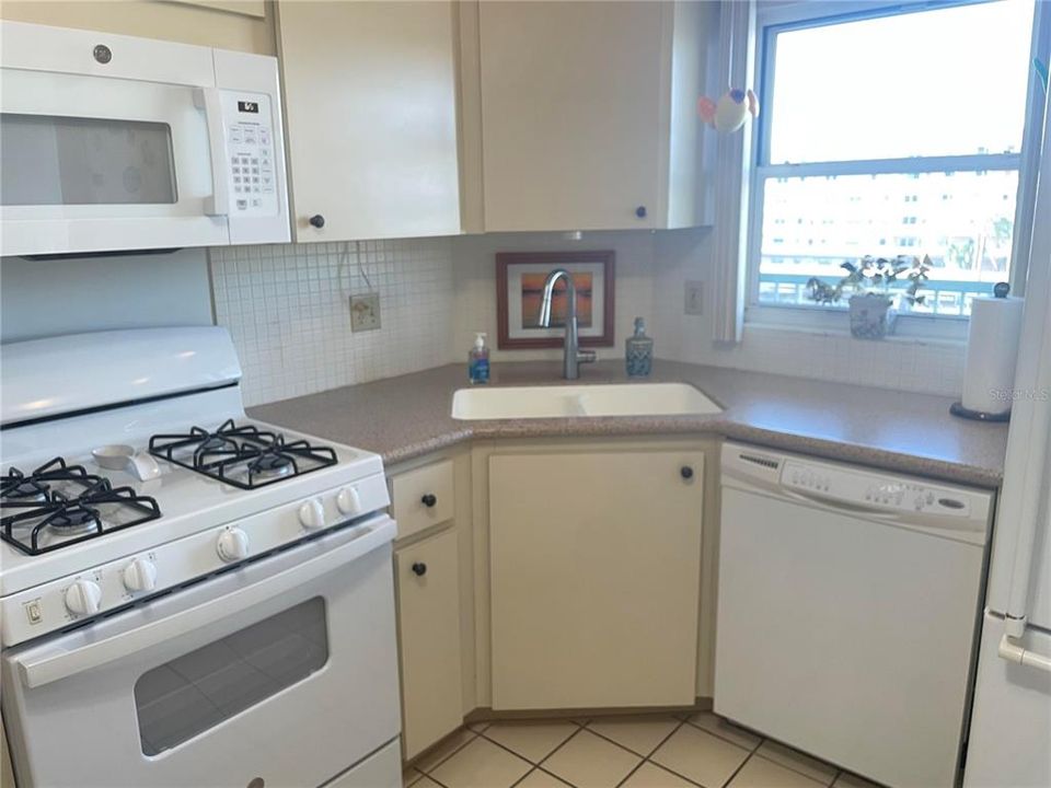 For Rent: $2,200 (2 beds, 2 baths, 1450 Square Feet)