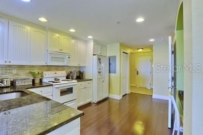 For Sale: $774,900 (2 beds, 2 baths, 1110 Square Feet)