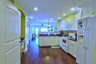 For Sale: $774,900 (2 beds, 2 baths, 1110 Square Feet)