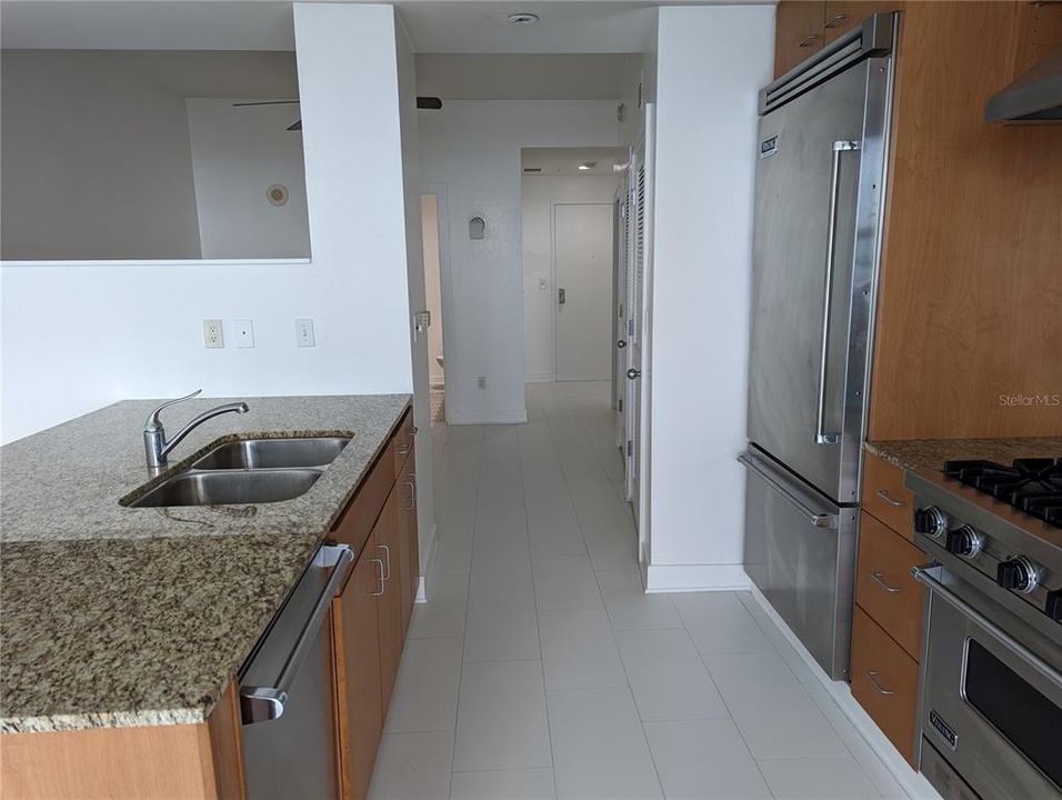 For Sale: $330,000 (1 beds, 1 baths, 615 Square Feet)