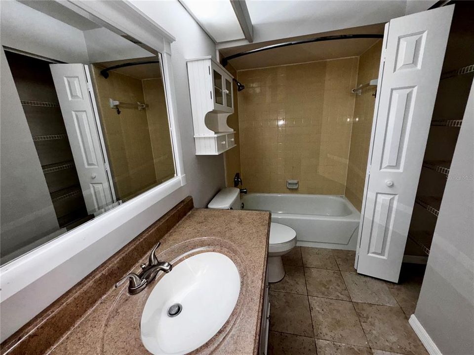 待售: $170,000 (1 贝兹, 1 浴室, 729 平方英尺)