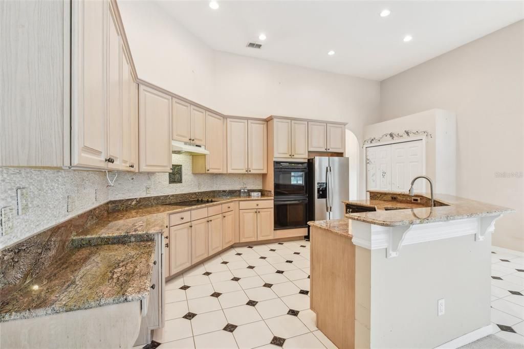 LARGE KITCHEN, Granite Countertops, Oversize Cabinets, Double Oven, New Refrigerator, Stone Backsplash