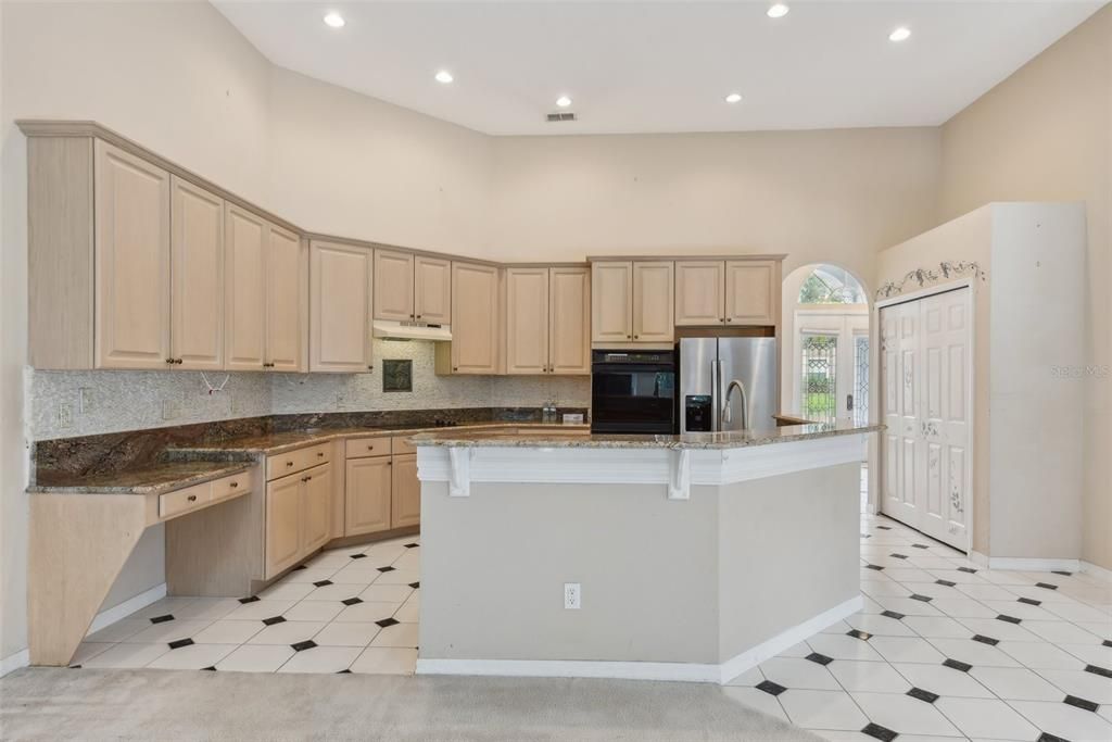 LARGE KITCHEN, Granite Countertops, Oversize Cabinets, Double Oven, New Refrigerator, Stone Backsplash