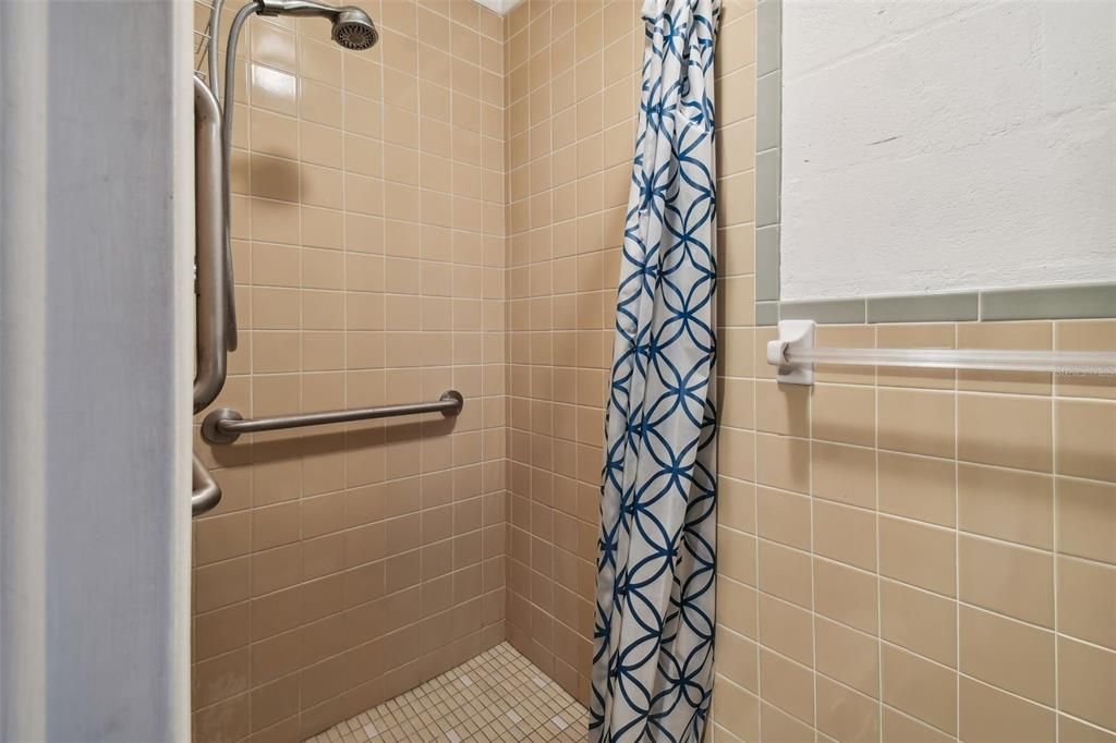 For Sale: $249,000 (2 beds, 1 baths, 1047 Square Feet)