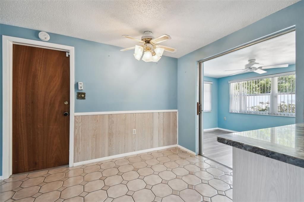 For Sale: $249,000 (2 beds, 1 baths, 1047 Square Feet)