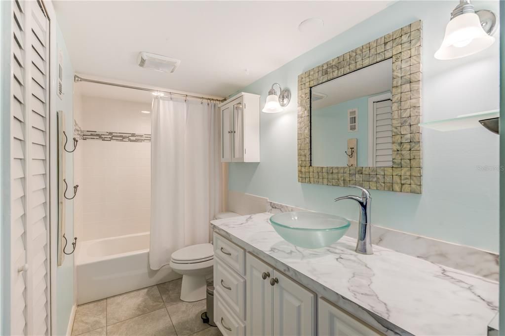 For Sale: $344,000 (1 beds, 1 baths, 915 Square Feet)