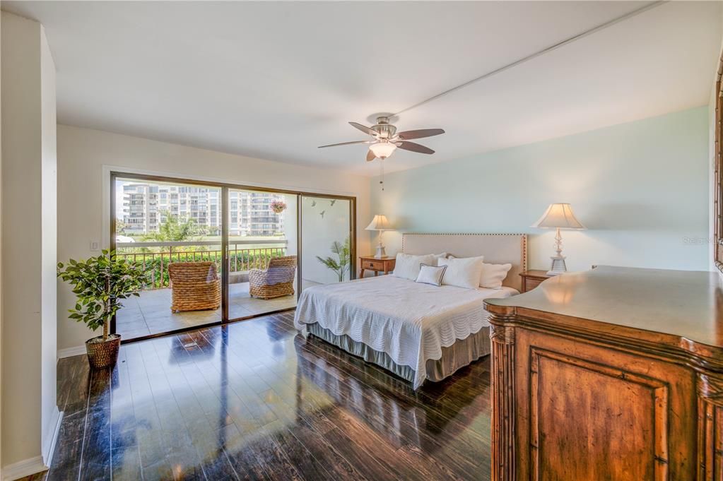 Active With Contract: $325,000 (1 beds, 1 baths, 915 Square Feet)