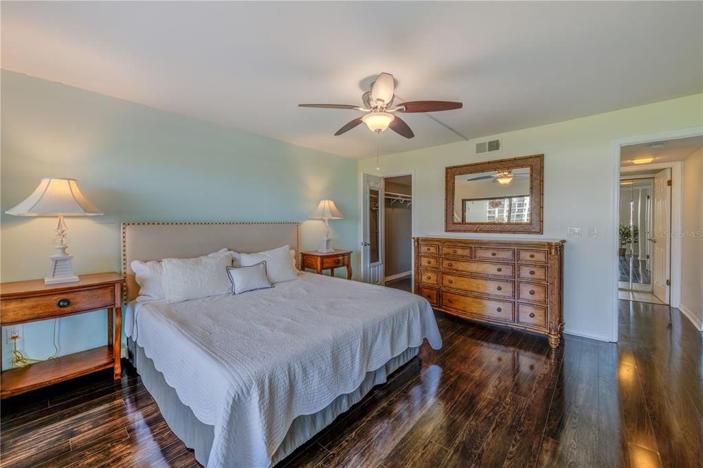 For Sale: $344,000 (1 beds, 1 baths, 915 Square Feet)