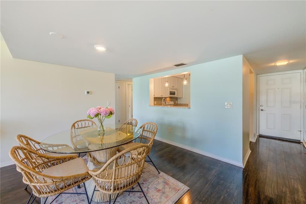 Active With Contract: $325,000 (1 beds, 1 baths, 915 Square Feet)