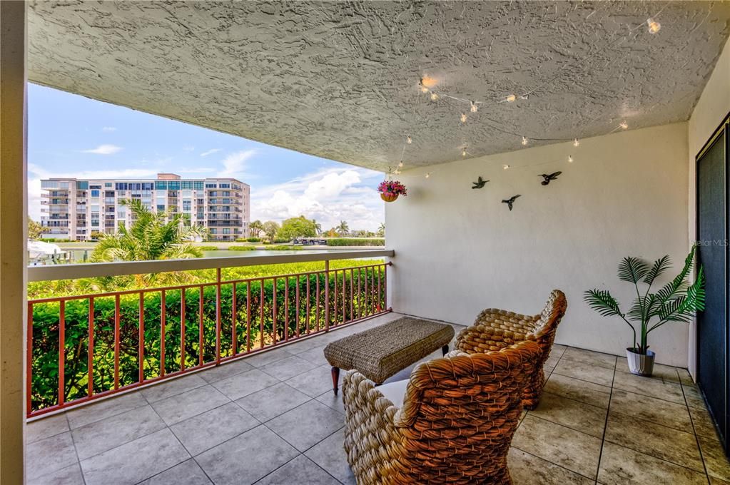 Active With Contract: $325,000 (1 beds, 1 baths, 915 Square Feet)