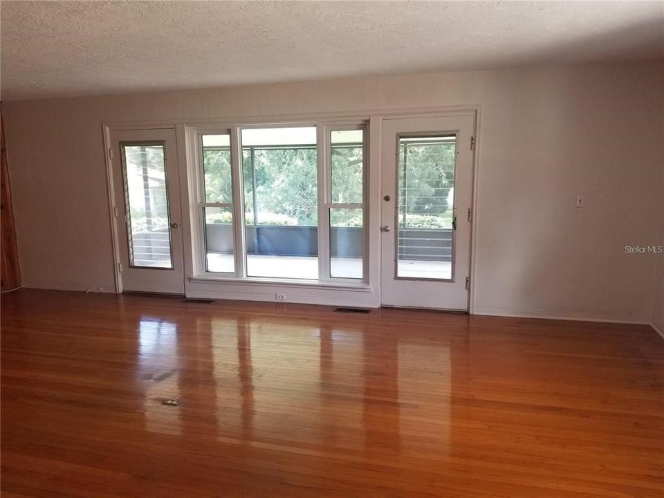 For Rent: $3,200 (3 beds, 1 baths, 1680 Square Feet)