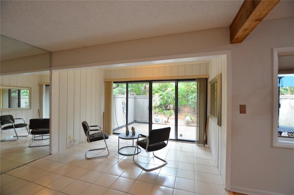 For Sale: $178,000 (1 beds, 1 baths, 877 Square Feet)