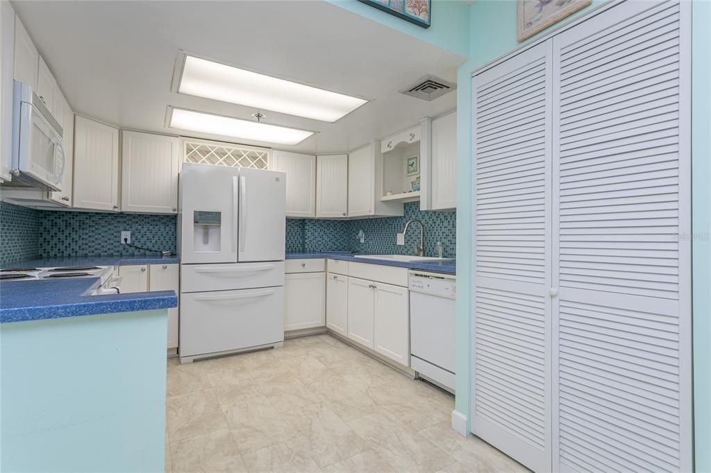 For Sale: $425,000 (2 beds, 2 baths, 1175 Square Feet)