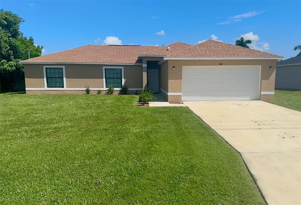 601 SE 2nd St, Cape Coral, FL 33990 - Front lawn and Garage