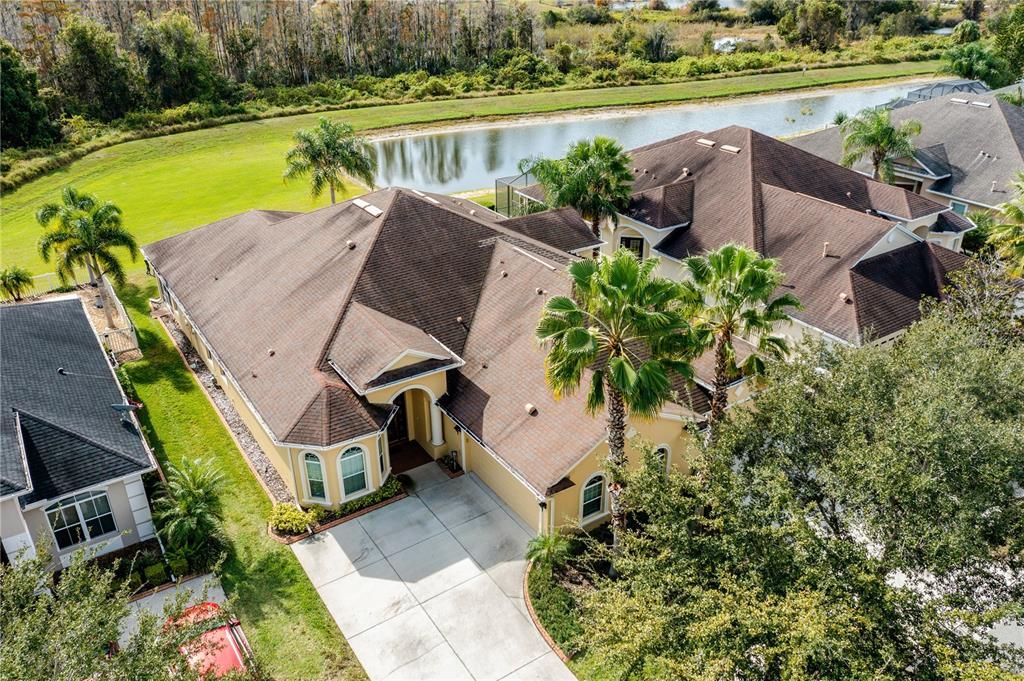 Large driveway, with plenty of parking