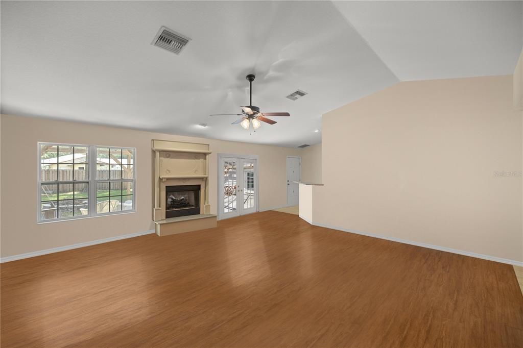 Active With Contract: $285,000 (3 beds, 2 baths, 1635 Square Feet)