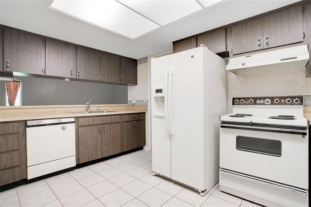 Active With Contract: $374,500 (3 beds, 2 baths, 1716 Square Feet)