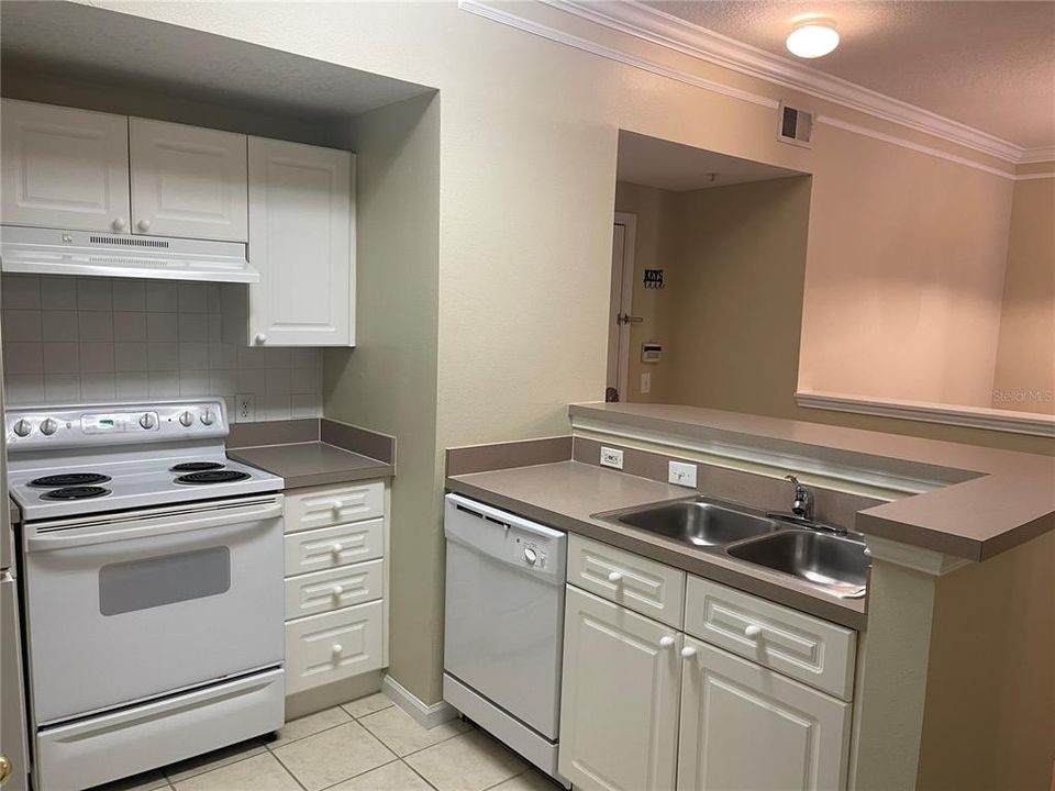 For Sale: $324,900 (2 beds, 1 baths, 1066 Square Feet)