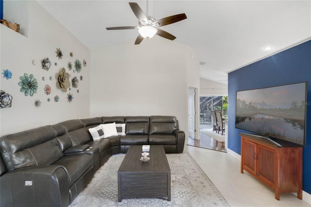 Active With Contract: $425,000 (3 beds, 2 baths, 1518 Square Feet)