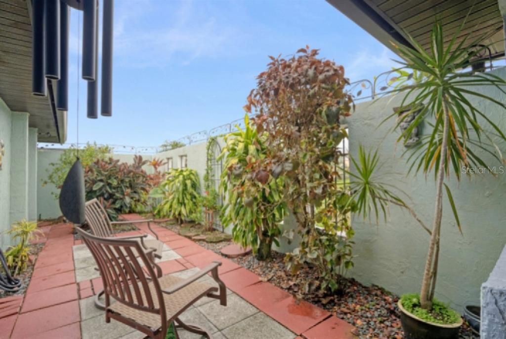 For Sale: $585,000 (2 beds, 2 baths, 1590 Square Feet)