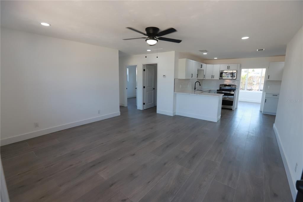 For Sale: $359,000 (2 beds, 1 baths, 924 Square Feet)