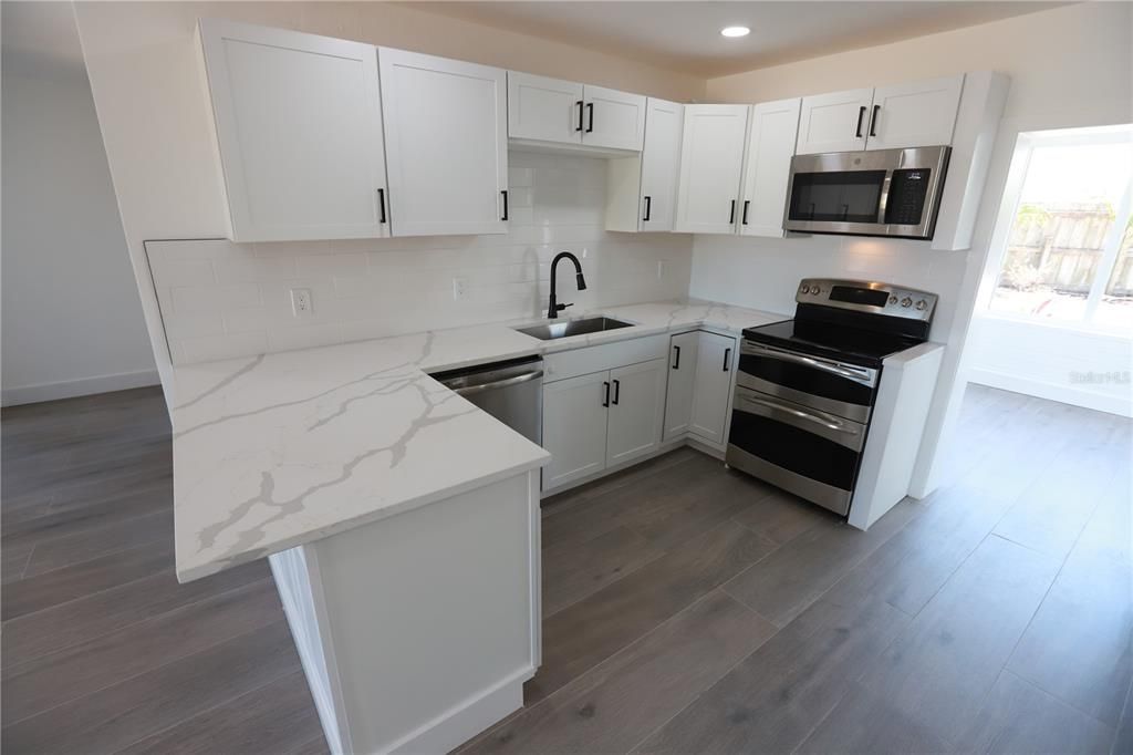 For Sale: $359,000 (2 beds, 1 baths, 924 Square Feet)