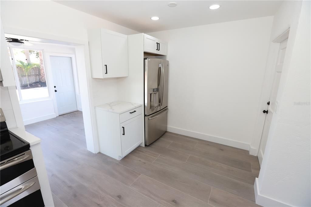 For Sale: $359,000 (2 beds, 1 baths, 924 Square Feet)