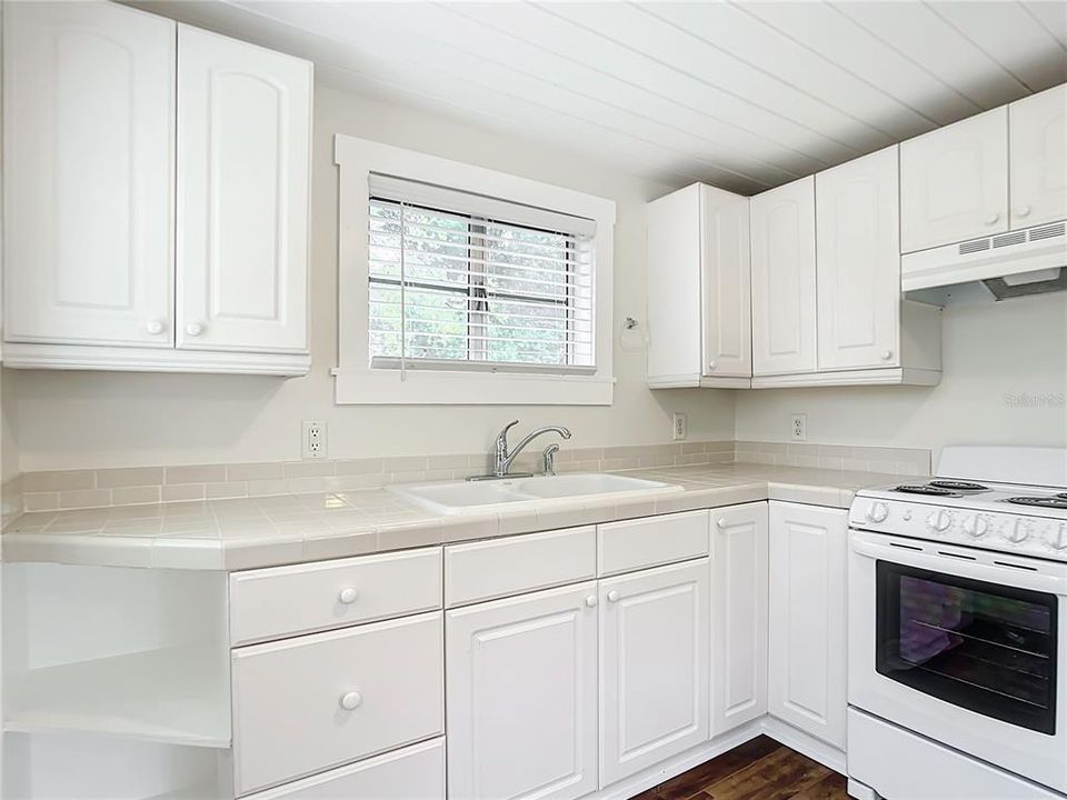 For Sale: $250,000 (2 beds, 1 baths, 545 Square Feet)