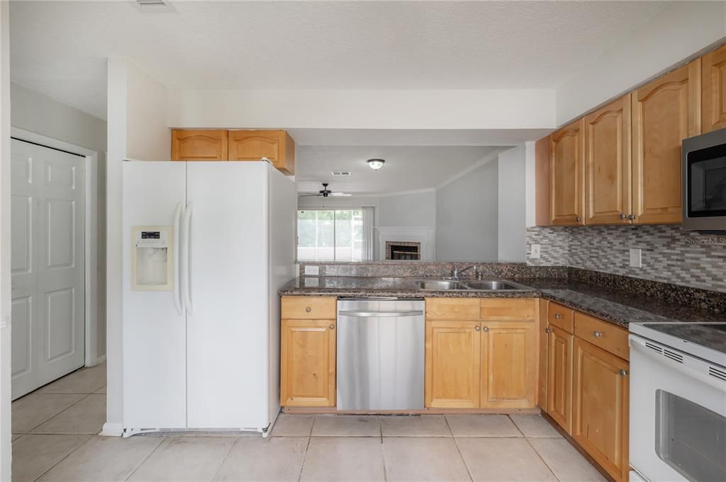 For Sale: $249,000 (2 beds, 2 baths, 1261 Square Feet)