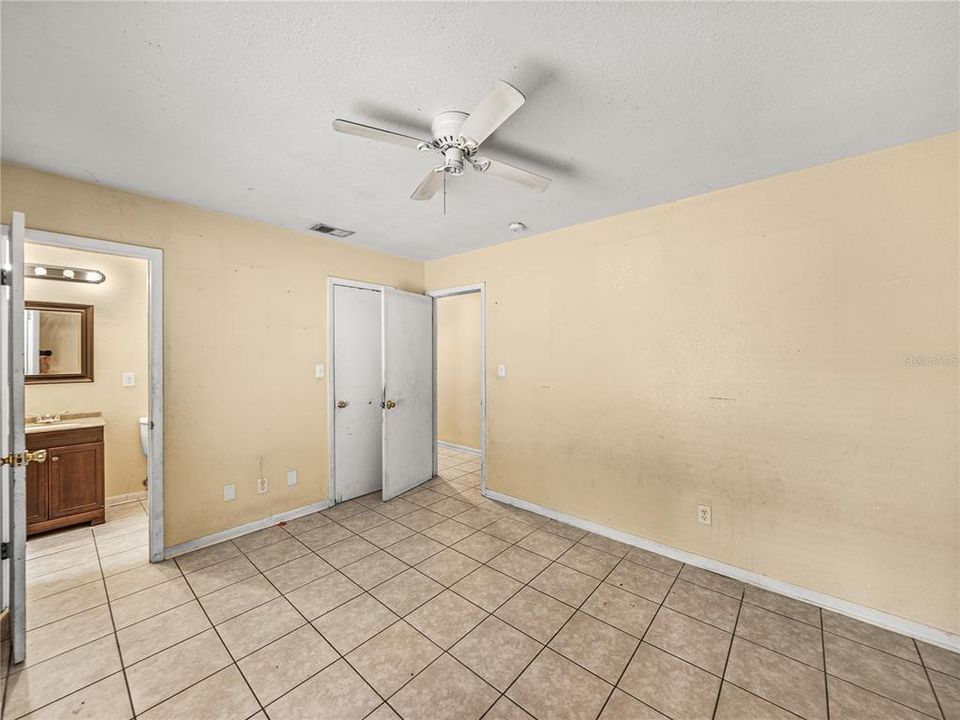 For Sale: $199,900 (3 beds, 2 baths, 1401 Square Feet)