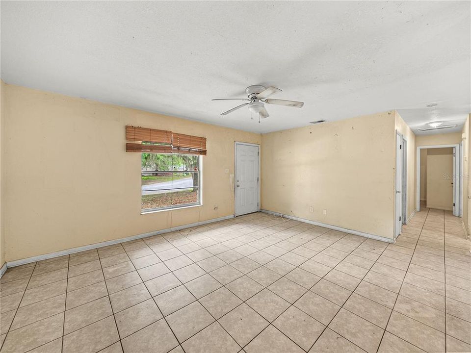 For Sale: $199,900 (3 beds, 2 baths, 1401 Square Feet)